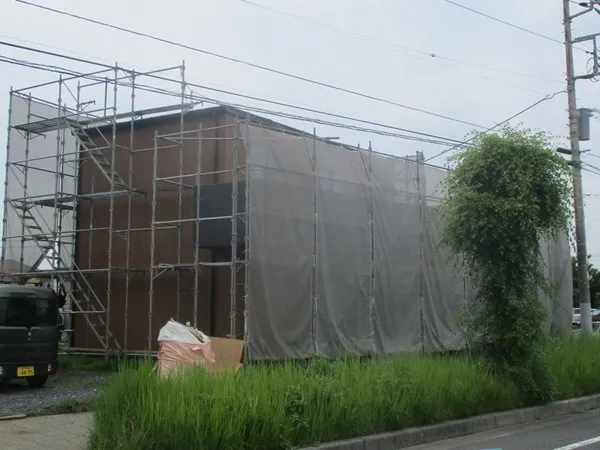 【水戸市 A社様店舗】破風板金と雨樋取付け。